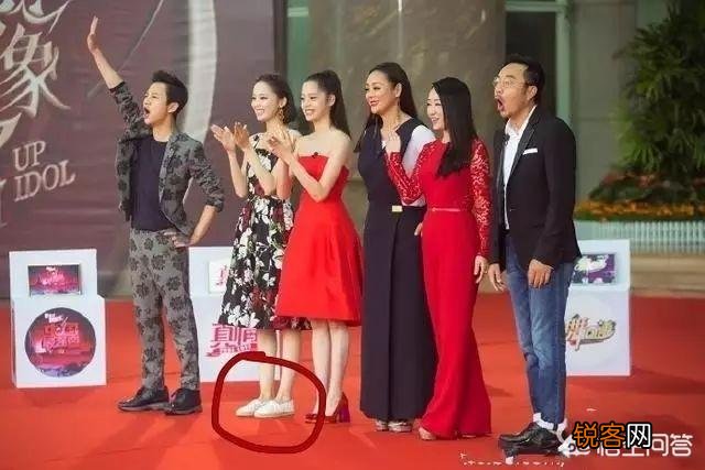 如何看待微博之夜张艺谋给关晓彤颁奖时,关晓彤弯膝与张艺谋保持身高齐平的行为？