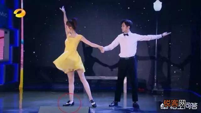 如何看待微博之夜张艺谋给关晓彤颁奖时,关晓彤弯膝与张艺谋保持身高齐平的行为？