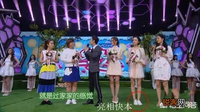 如何看待微博之夜张艺谋给关晓彤颁奖时,关晓彤弯膝与张艺谋保持身高齐平的行为？