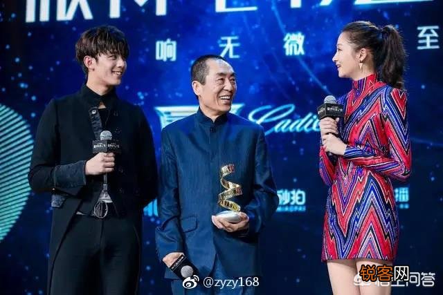 如何看待微博之夜张艺谋给关晓彤颁奖时,关晓彤弯膝与张艺谋保持身高齐平的行为？