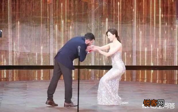 如何看待微博之夜张艺谋给关晓彤颁奖时,关晓彤弯膝与张艺谋保持身高齐平的行为？