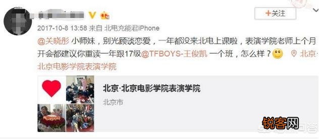如何看待微博之夜张艺谋给关晓彤颁奖时,关晓彤弯膝与张艺谋保持身高齐平的行为？
