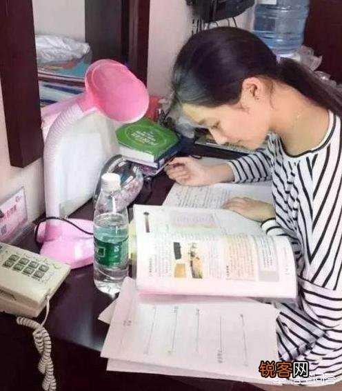 如何看待微博之夜张艺谋给关晓彤颁奖时,关晓彤弯膝与张艺谋保持身高齐平的行为？