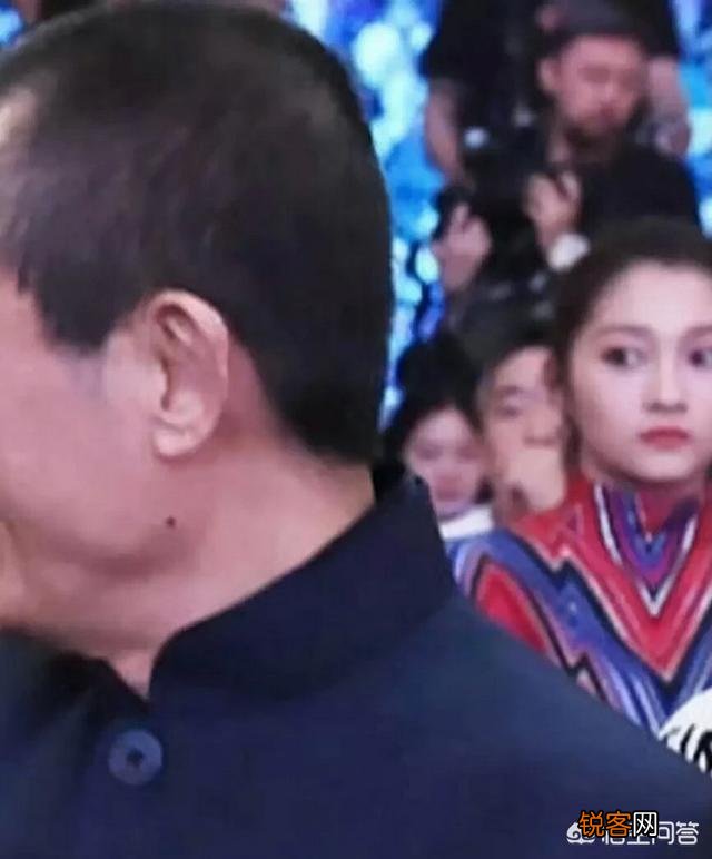 如何看待微博之夜张艺谋给关晓彤颁奖时,关晓彤弯膝与张艺谋保持身高齐平的行为？
