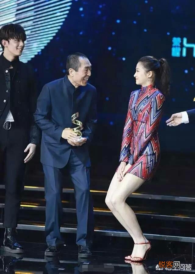 如何看待微博之夜张艺谋给关晓彤颁奖时,关晓彤弯膝与张艺谋保持身高齐平的行为？