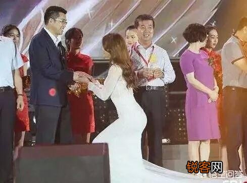 如何看待微博之夜张艺谋给关晓彤颁奖时,关晓彤弯膝与张艺谋保持身高齐平的行为？