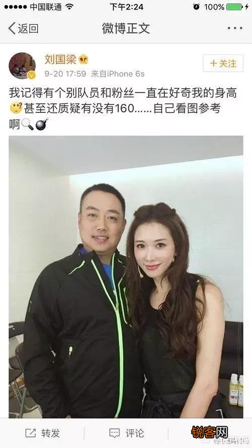 如何看待微博之夜张艺谋给关晓彤颁奖时,关晓彤弯膝与张艺谋保持身高齐平的行为？