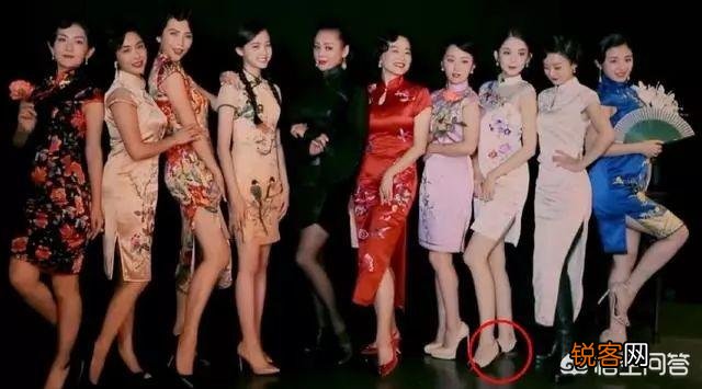 如何看待微博之夜张艺谋给关晓彤颁奖时,关晓彤弯膝与张艺谋保持身高齐平的行为？
