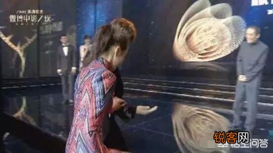 如何看待微博之夜张艺谋给关晓彤颁奖时,关晓彤弯膝与张艺谋保持身高齐平的行为？