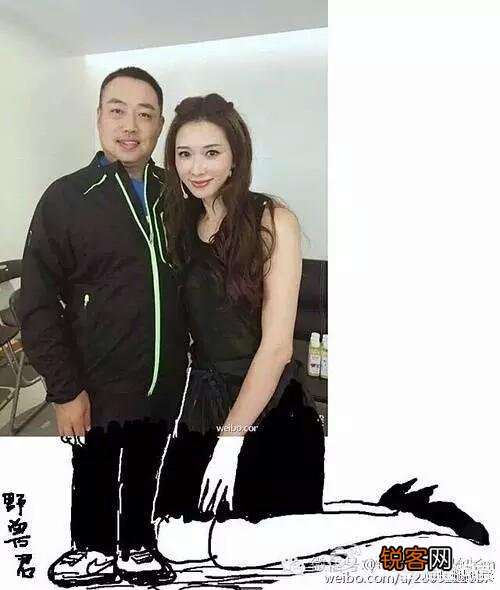 如何看待微博之夜张艺谋给关晓彤颁奖时,关晓彤弯膝与张艺谋保持身高齐平的行为？