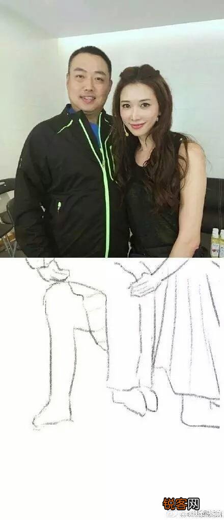 如何看待微博之夜张艺谋给关晓彤颁奖时,关晓彤弯膝与张艺谋保持身高齐平的行为？