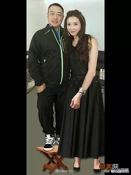 如何看待微博之夜张艺谋给关晓彤颁奖时,关晓彤弯膝与张艺谋保持身高齐平的行为？