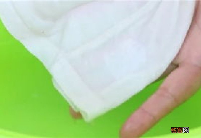 碳素笔弄到衣服上用什么可以洗掉 牙膏+肥皂轻松清洗碳素笔渍