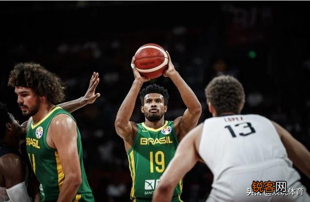 男篮世界杯美国大胜巴西,瓦莱乔等人发挥出色,巴西性感美女为其激情欢呼,你怎么看？