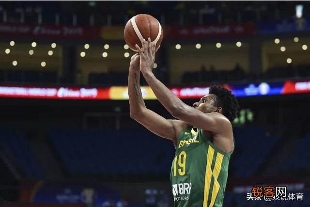 男篮世界杯美国大胜巴西,瓦莱乔等人发挥出色,巴西性感美女为其激情欢呼,你怎么看？