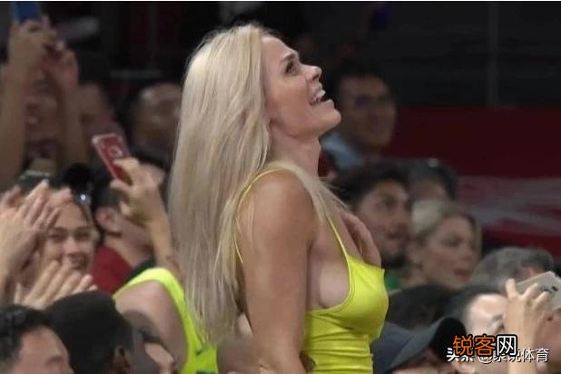 男篮世界杯美国大胜巴西,瓦莱乔等人发挥出色,巴西性感美女为其激情欢呼,你怎么看？