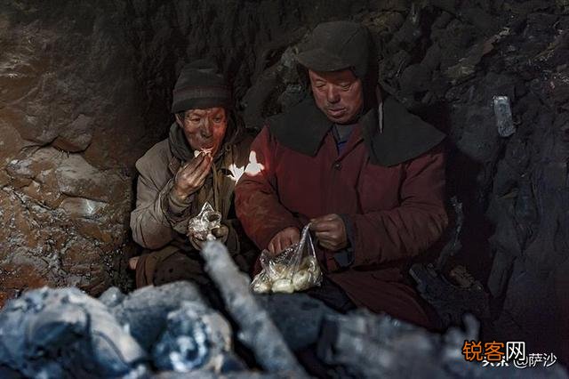 白居易《卖炭翁》中,半匹红绡一丈绫,够一车炭钱吗？