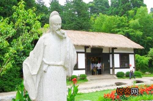 白居易《卖炭翁》中,半匹红绡一丈绫,够一车炭钱吗？