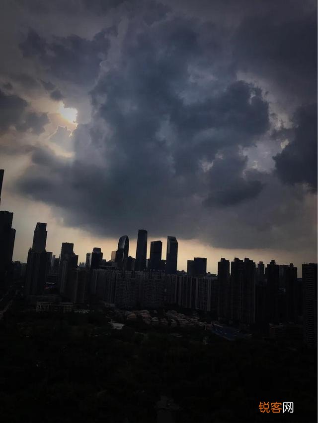 有哪些图片会让你觉得越看越异常可怕？