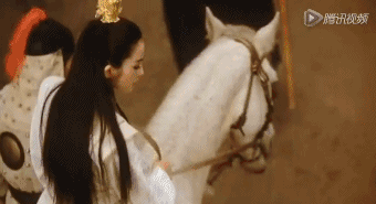 有网友说：朱茵眨眼,张敏回眸,青霞饮酒,祖贤穿衣,堪称世间最美,在你看来哪个最为惊艳？