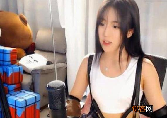 呆妹玩游戏太入迷,直播时意外暴露身高,水友调侃：跟冯提莫差不多,你怎么看？