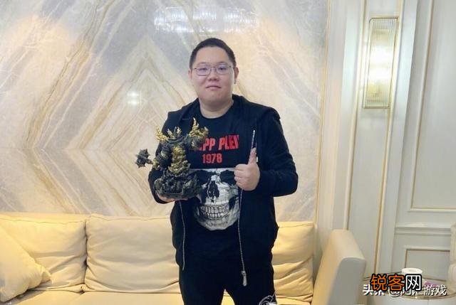 PDD晒天价新主机,V8跑车造型伴有活塞散热,水友：“顶我3年工资”,你有何看法？