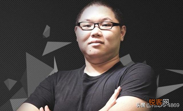 PDD晒天价新主机,V8跑车造型伴有活塞散热,水友：“顶我3年工资”,你有何看法？