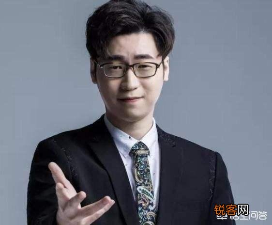 LOL赛场再现尬诗解说,解说全程背课文,搭档管泽元直接自闭,如何评价？