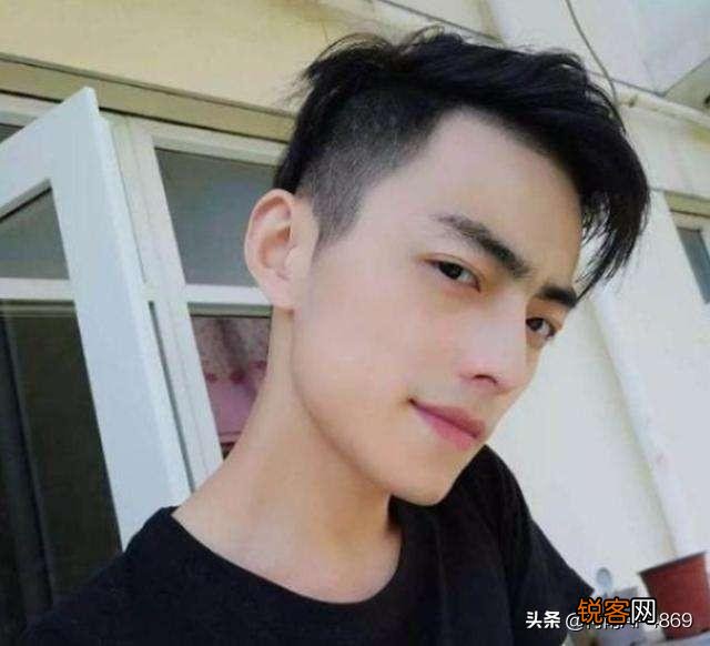 继“LOL电竞霍比特人”后,轩子也翻车？离开百万修图师,身材被吐槽是板砖,如何评价？