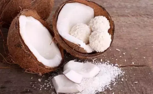 椰子肉怎么吃好吃 椰壳喝完不要扔，椰肉一样好吃到爆