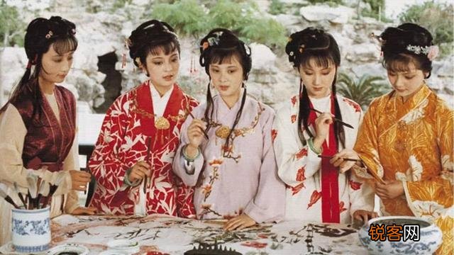 《红楼梦》作者曹雪芹跟清朝王族有什么样的关系？