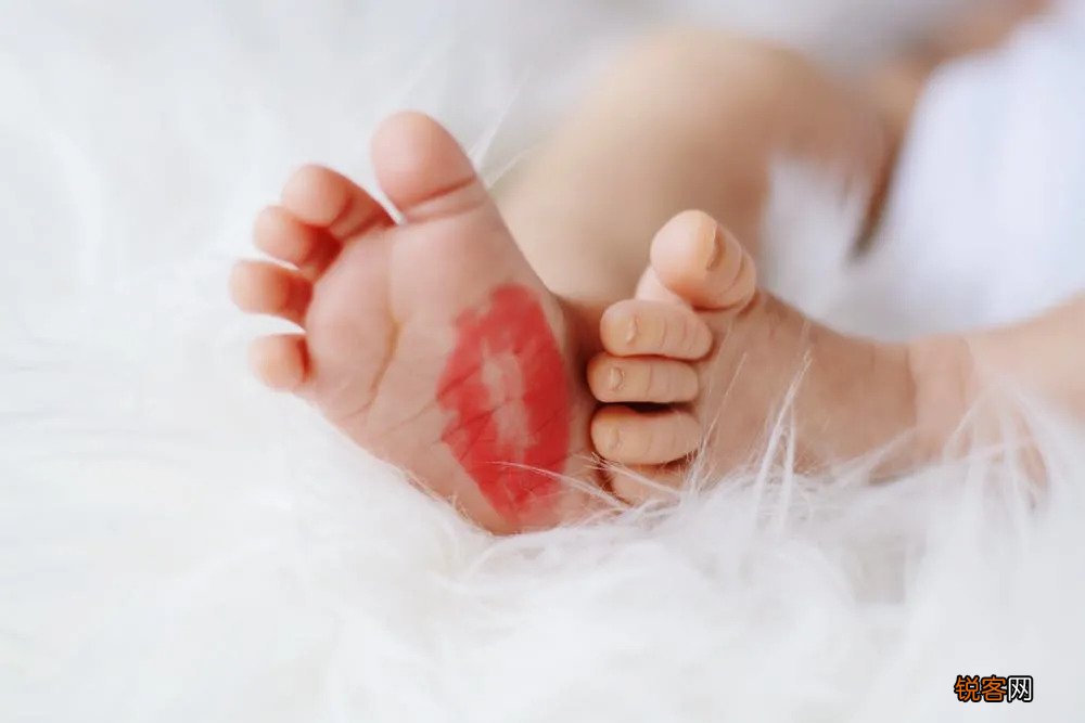 秋冬季宝宝嘴唇干裂，凡士林、木瓜膏等哪种好 详解6款润唇膏