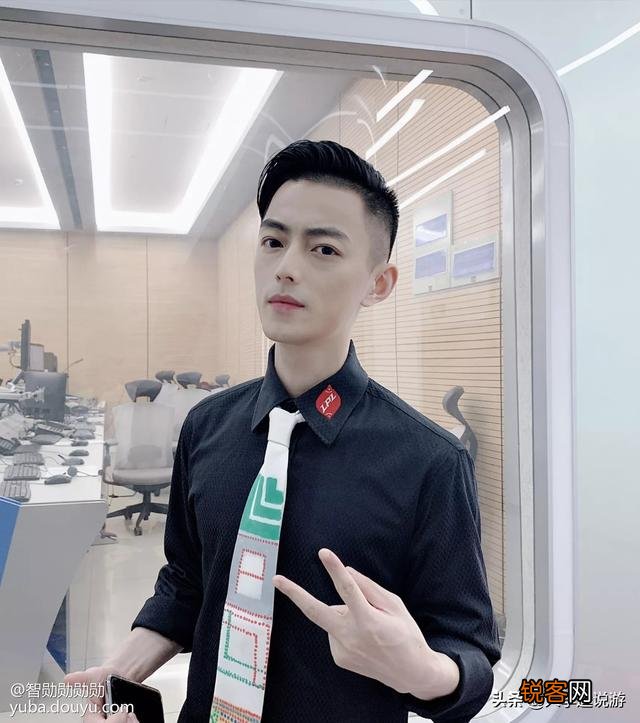 LOL智勋兑现“送保时捷911”承诺,随机挑选一位,网友：又是一波割韭菜,怎么回事？