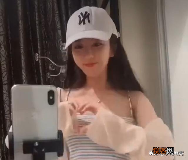 斗鱼主播呆妹儿直播间被封,跳舞出现违规动作,被超管盯上了,你怎么看？