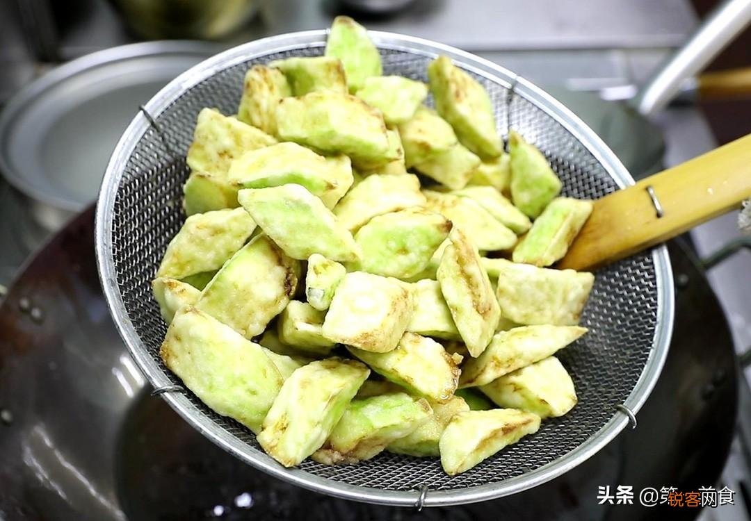 一点肉都不放，却比大鱼大肉都香，特别下饭 茄子的5种素烧做法