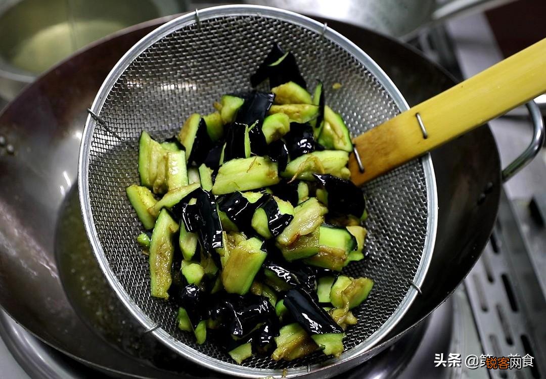 一点肉都不放，却比大鱼大肉都香，特别下饭 茄子的5种素烧做法