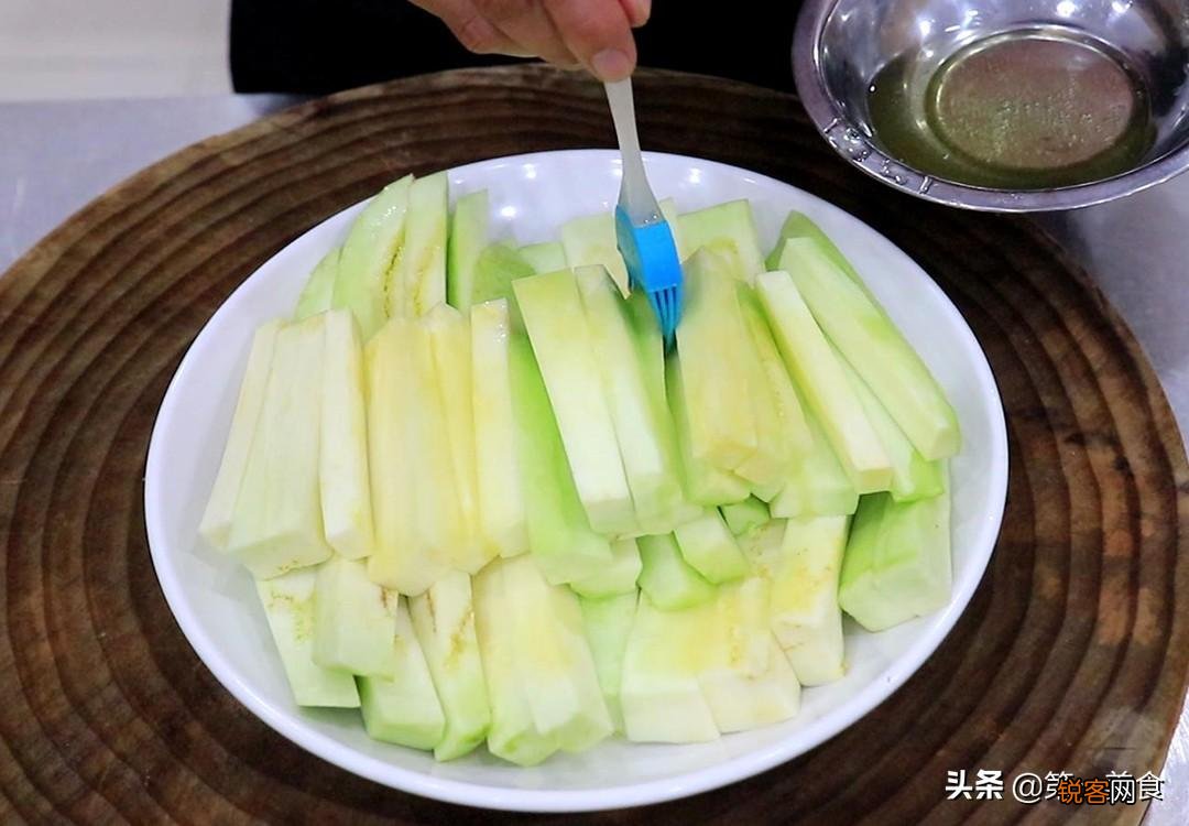 一点肉都不放，却比大鱼大肉都香，特别下饭 茄子的5种素烧做法