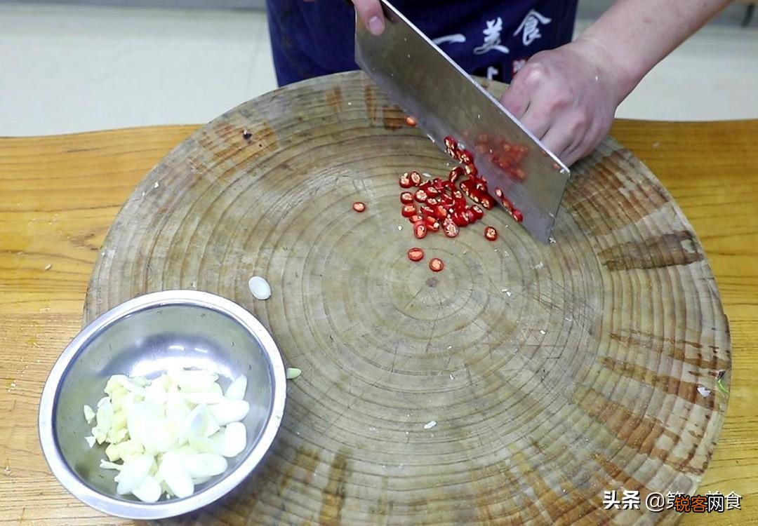 一点肉都不放，却比大鱼大肉都香，特别下饭 茄子的5种素烧做法