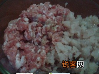 枸杞浇鱼糕的做法