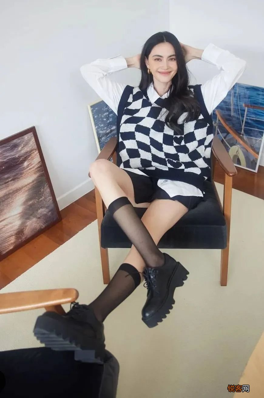 学院风的衣服搭配图片 集甜、酷、辣于一身的“不良学院风”火了
