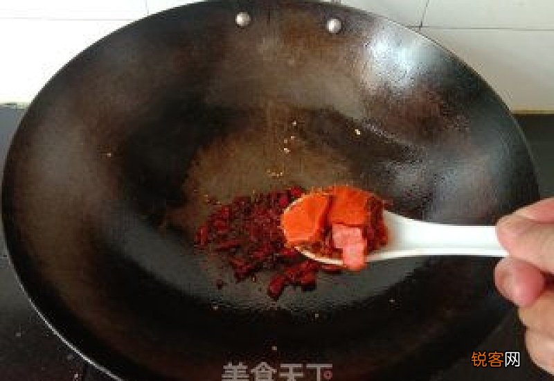 虾尾吃法步骤如下