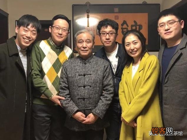 裘英俊算不算最年轻的文字辈相声演员？
