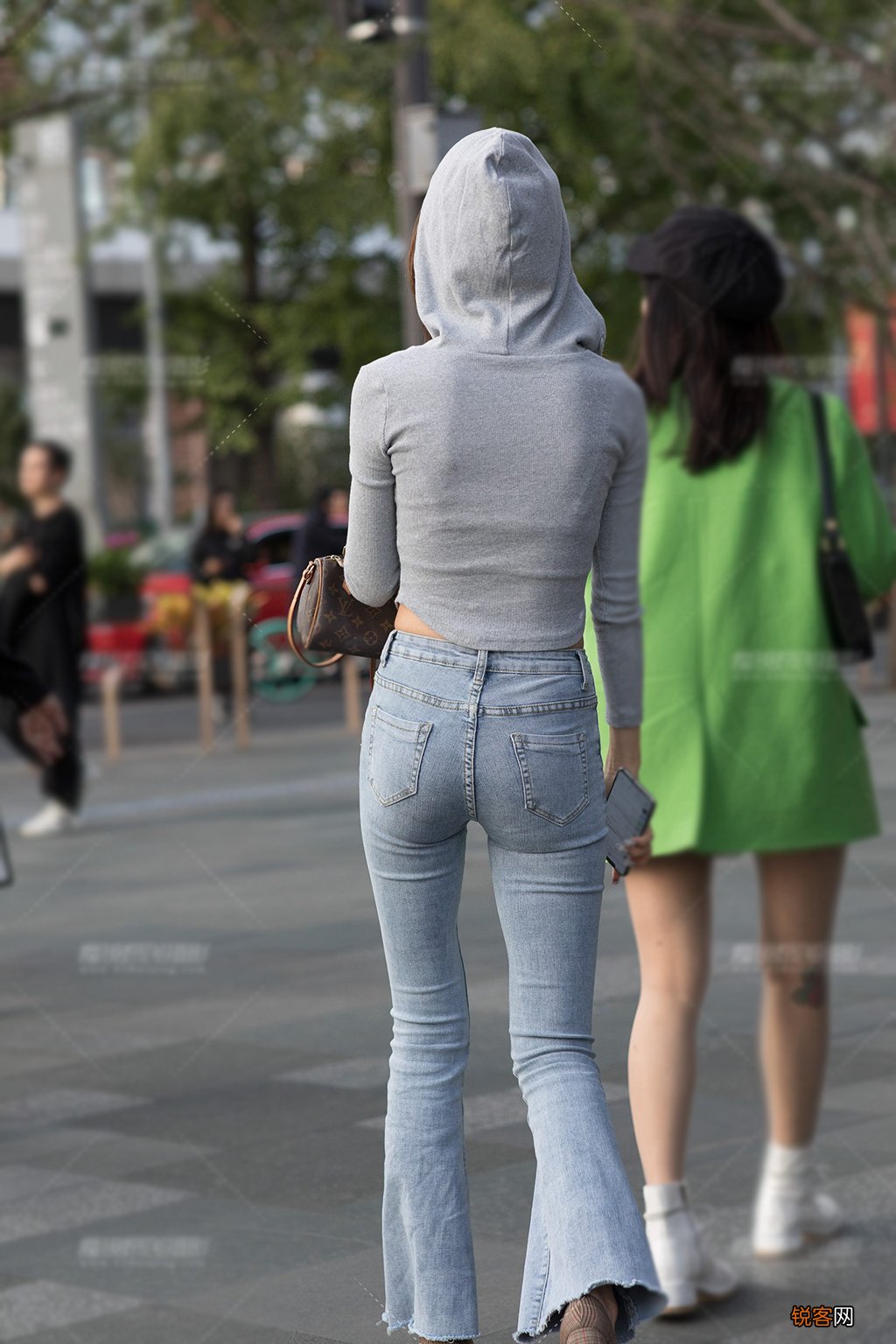 卫衣配牛仔喇叭裤 穿出春季休闲又温馨的美感