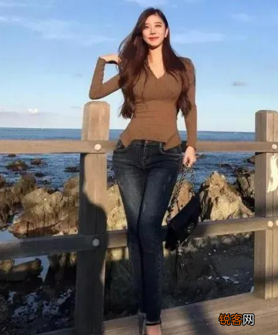 韩国九头身美女真艺英 身材高挑匀称，腹部紧致迷人