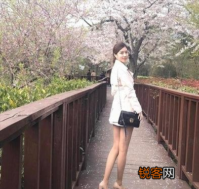 韩国九头身美女真艺英 身材高挑匀称，腹部紧致迷人