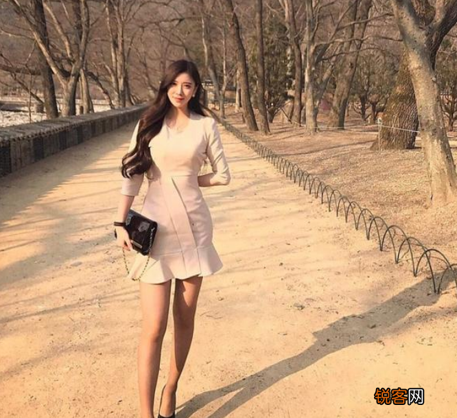 韩国九头身美女真艺英 身材高挑匀称，腹部紧致迷人