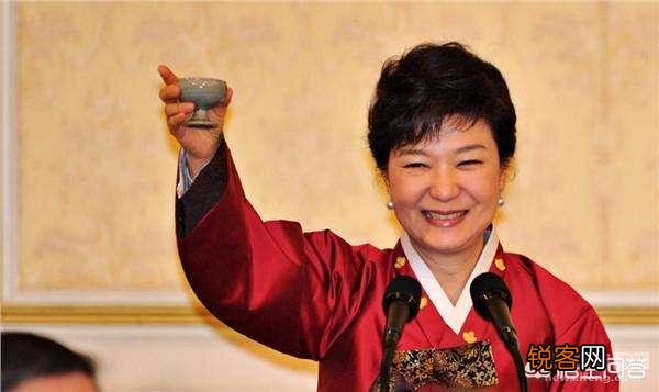 韩国总统文在寅得罪日本、得罪俄国,遭到日本制裁、俄国不满,会不会因此下台？
