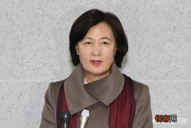 大批检方冲入青瓦台展开调查,韩国总统文在寅会因此下台吗?