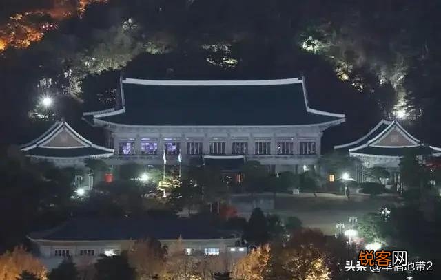 大批检方冲入青瓦台展开调查,韩国总统文在寅会因此下台吗?