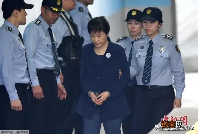 李明博被判17年。韩国总统为什么无一善终？